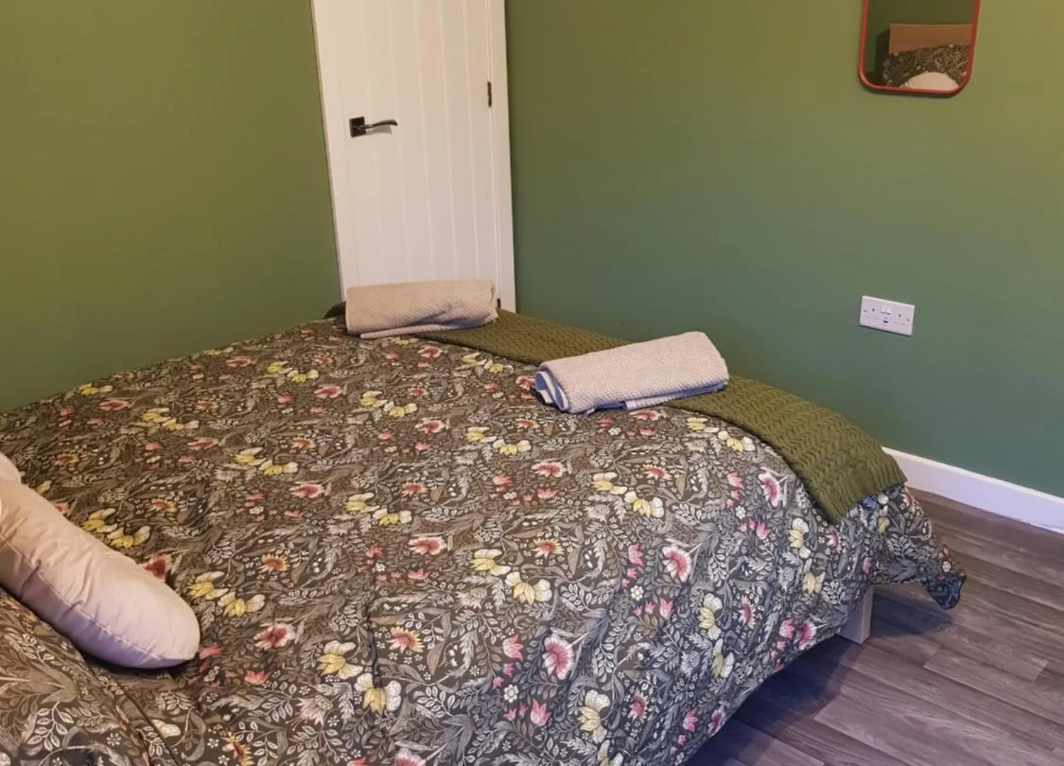 Farsley Guest Room Seperate Entrance With Double Bedroom And Private Shower Room 0*,
