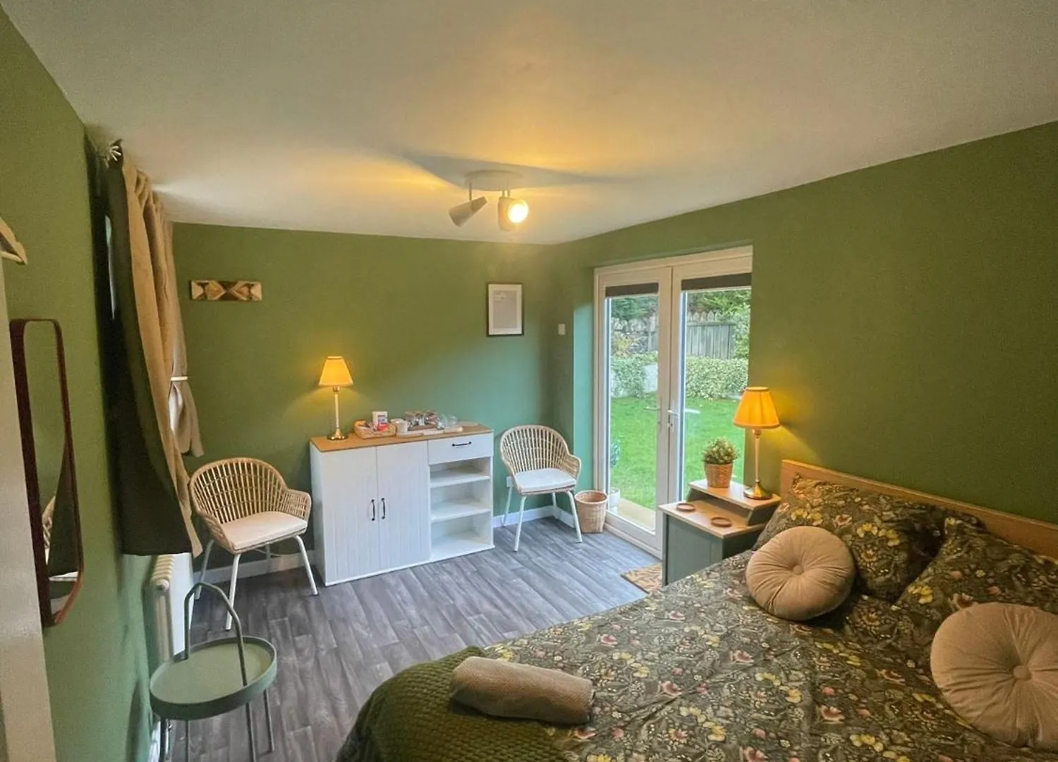 Farsley Guest Room Seperate Entrance With Double Bedroom And Private Shower Room