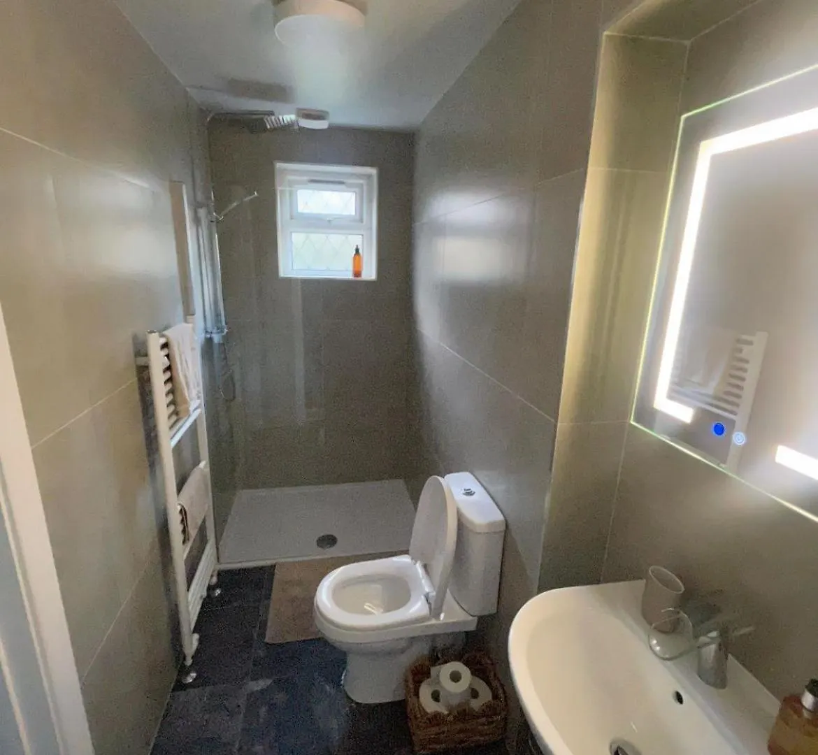 Farsley Guest Room Seperate Entrance With Double Bedroom And Private Shower Room Penzion