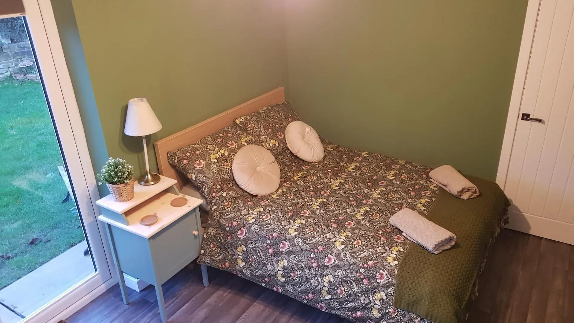 Гостевой дом Farsley Guest Room Seperate Entrance With Double Bedroom And Private Shower Room Великобритания